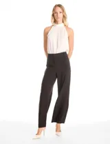 Pantalón sastrero de tiro alto y pierna ancha, con cierre frontal y gancho interno. Presenta bolsillos laterales de ojal y un diseño minimalista con caída fluida.