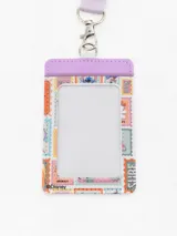 Tarjetero con porta credencial y correa de cuello, con diseño estampado de Stitch y motivos hawaianos. La correa es de color lila con el nombre del personaje repetido.
