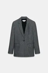 Blazer recta gris con hombreras, cuello solapa, manga larga, bolsillos delanteros con solapa y cierre frontal con un botón.