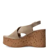 Sandalias de plataforma alta tipo cuña con acabado de corcho. Presentan tiras cruzadas en el empeine confeccionadas en gamuza color beige y una pulsera ajustable con hebilla metálica en el tobillo.
