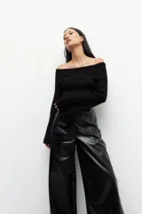 Pantalón ancho marrón de símil cuero, tiro alto y bolsillos frontales.