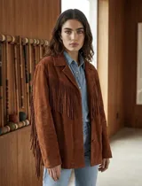 Blazer de gamuza color óxido, con solapas clásicas, cierre frontal de botones y diseño con flecos en el pecho, la espalda y a lo largo de las mangas.