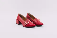 Zapato de cuero negro con taco cuadrado y faja de ojalillos.