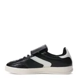 Championes urbanos de mujer, color blanco hueso, con detalles en beige claro. Diseño de estilo retro con suela de goma color caramelo.