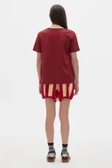 Remera color crudo de algodón lavado, con cuello redondo, manga corta y corte oversized.