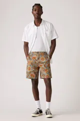 Bermuda de corte recto con estampado floral en tonos celeste, naranja y marrón.