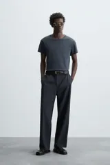 Pantalón de corte regular fit, confeccionado en una mezcla de algodón y lino. Presenta cierre frontal con cremallera y botón, bolsillos laterales y bolsillos traseros con solapa y botón.