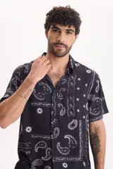 Camisa de viscosa de manga corta, de corte clásico y color negro con estampado paisley.