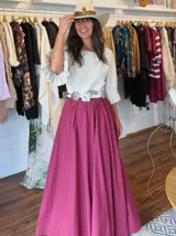 Falda larga de corte amplio y estilo boho, confeccionada en tela de algodón con acabado texturizado. Incluye un cinturón ancho de estilo western con hebilla metálica decorativa.