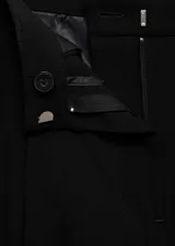 Pantalon de corte wideleg y tiro medio, confeccionado en tejido fluido. Presenta bolsillos laterales, bolsillos de ribete en la parte posterior, trabillas para cinturón y cierre oculto con botón, gancho y cremallera.