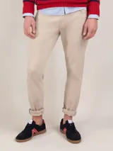 Pantalón de gabardina de 5 bolsillos para hombre, de corte recto y color beige, con dobladillo ajustado en los tobillos.