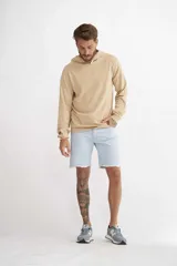Bermuda de jean en color celeste claro, con diseño de corte recto y terminaciones deshilachadas en el ruedo.