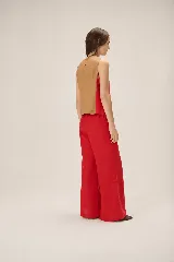 Top recto de lino sin mangas, con escote en V y diseño bicolor que combina beige en la espalda y rojo en el frente.