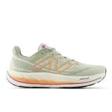 Championes New Balance Vongo V6 para mujer, color verde claro con detalles en naranja y violeta.