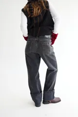 Jean negro de corte recto con recortes laterales, roturas en bolsillos, pespuntes a contratono y zigzag característico de la marca BG.