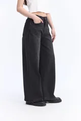 Jean wide leg de tiro alto, con piernas amplias y caída recta, en color negro con lavado desgastado.