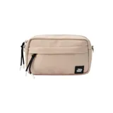 Bandolera de lona color negro, con diseño rectangular, cierre principal superior y bolsillo frontal. Incluye correa ajustable con logo grabado y tiradores con cordones decorativos.