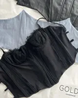 Corset negro con copas con encaje, breteles finos y espalda con transparencias.