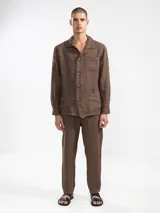 Pantalón de lino premium con corte recto y fit relajado. Presenta cintura elástica con cordón de ajuste, bolsillos laterales y bolsillo trasero.