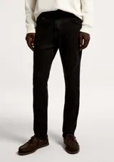 Pantalón vaquero de corte ajustado en color negro, confeccionado en tejido de denim con elastano para mayor comodidad.