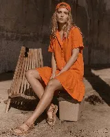 Vestido camisero de lino blanco, de manga corta, con botones frontales de nácar, cuello camisero y volado en el ruedo.