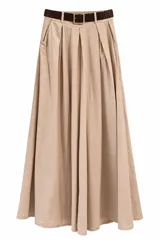 Pantalón ancho y fluido color beige, de tiro alto con pinzas en la cintura y bolsillos laterales. Incluye un cinturón marrón oscuro con hebilla rectangular dorada.