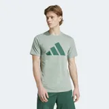 Remera de entrenamiento Adidas color verde claro con logo de la marca estampado en verde oscuro en el pecho.