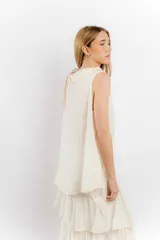 Blusa color crudo, de lino, con cuello amplio y corte acinturado.