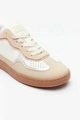 Zapatillas deportivas Pdk modelo Goletta de color beige, con detalles en blanco, plateado y suela de goma marrón.