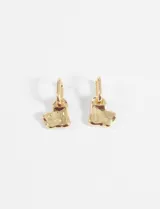 Par de aros tipo argolla dorados con dije colgante de corazón con textura martillada o machacada.