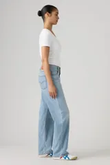 Jean de mujer color azul claro, de corte holgado y tiro medio.