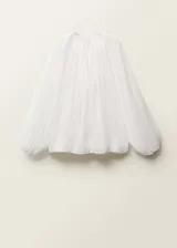 Chaqueta de poliamida blanca, con diseño semitransparente, cuello redondo fruncido, cierre frontal de cremallera, mangas largas con puños elásticos y bajo fruncido.