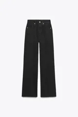 Jeans de tiro alto y cinco bolsillos con diseño wide leg de pierna ancha y larga. Presenta cierre frontal con cremallera y botón metálico, y bajo sin costuras.