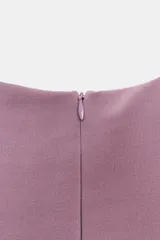 Vestido corto de tejido elástico, sin mangas, con cuello redondo y detalle de frunces en la cintura. Presenta un borde inferior con encaje combinado a tono.