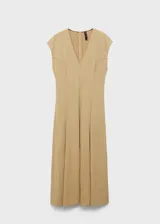 Vestido midi de corte evasé en color beige, con cuello en pico y manga corta. Presenta un diseño con costuras verticales decorativas y cierre de cremallera en la parte posterior.