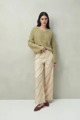 Pantalón ancho de algodón con estampado botánico en tonos verde y beige, corte recto y bolsillos de parche.