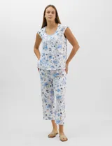 Conjunto de pijama René Rofé compuesto por remera sin mangas de escote redondo con detalles de botones y puntilla, y pantalón capri con cintura elastizada, ambos con diseño estampado de flores azules y grises sobre fondo blanco.