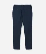 Pantalón de vestir azul marino, de corte recto, con cintura con trabillas, cierre tradicional con vista oculta y bolsillos laterales.