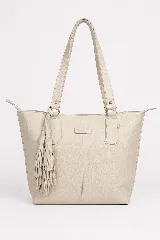 Cartera tote de cuero vacuno negro con acabado de aspecto envejecido. Cuenta con doble asa de hombro, costuras verticales decorativas, detalle de borla colgante con flecos y cierre superior.