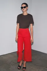 Camiseta rosa de algodón, de corte recto, cuello redondo y manga corta.