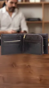 Billetera de cuero color marrón oscuro con interior con visor, tarjeteros y doble compartimento para billetes.