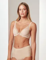 Soutien de micro tul y encaje color piel, marca Montelle. Con aro y copa formada, breteles fijos regulables y broche trasero de tres posiciones.