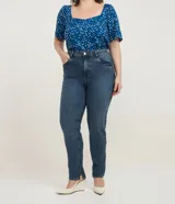 Pantalón de jean corte skinny con cintura media, cierre frontal con botón y cremallera, bolsillos funcionales y detalle de pequeña abertura en el ruedo interno.