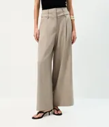 Pantalón de sastrería de corte ancho y recto, color gris, con cintura doble estructurada y removible, pinzas frontales y bolsillos.