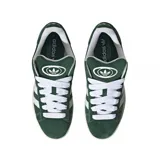 Championes adidas modelo Campus 00s, de color verde con las icónicas tres tiras laterales en blanco. Presentan una estructura de gamuza, cordones blancos y una suela de goma con base color caramelo.