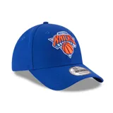 Gorro New Era azul con el logo de los New York Knicks bordado en el frente.