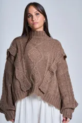 Sweater blanco de punto con cuello alto, diseño de ochos y volados en los hombros.