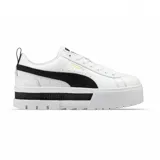 Championes Puma modelo Mayze de diseño urbano con plataforma. Presentan una base blanca con la característica franja lateral de la marca en color negro y detalles en dorado. Cuentan con suela de goma dentada y cierre de cordones.
