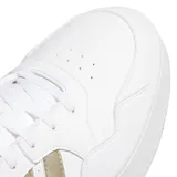 Championes Adidas modelo Hoops 3.0 Bold de corte bajo con plataforma. Presentan un diseño inspirado en el básquetbol, con exterior sintético blanco y las icónicas tres tiras laterales en color dorado metalizado. Cuentan con suela tipo cupsole y cierre mediante cordones.