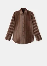 Camisa de algodón con diseño de rayas verticales en tonos marrón y beige, de manga larga, cuello camisero y cierre frontal de botones.